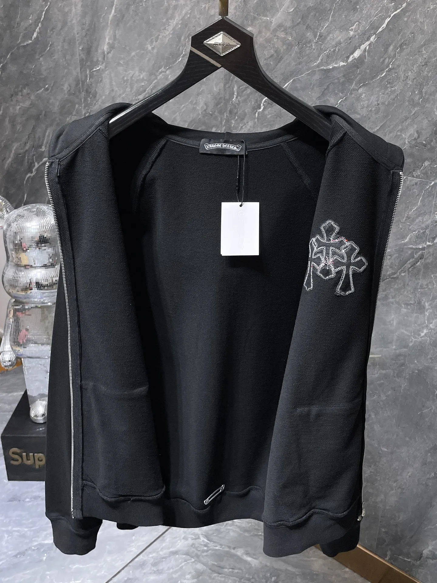 P260 Chrome Hearts counter synchronization ❤️ Same style as Tony Leung ❤️ Chrome patchwork leather cross long-sleeved zipper sweatshirt Improved customized version 1:1 high-weight high-quality fabric Recommended color: black gray Size: S, M, L, XL